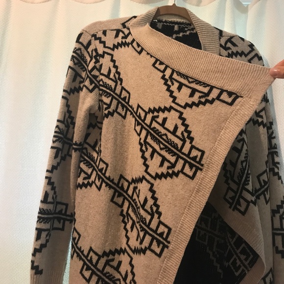 Urban Outfitters Aztec Wrap - Picture 2 of 6